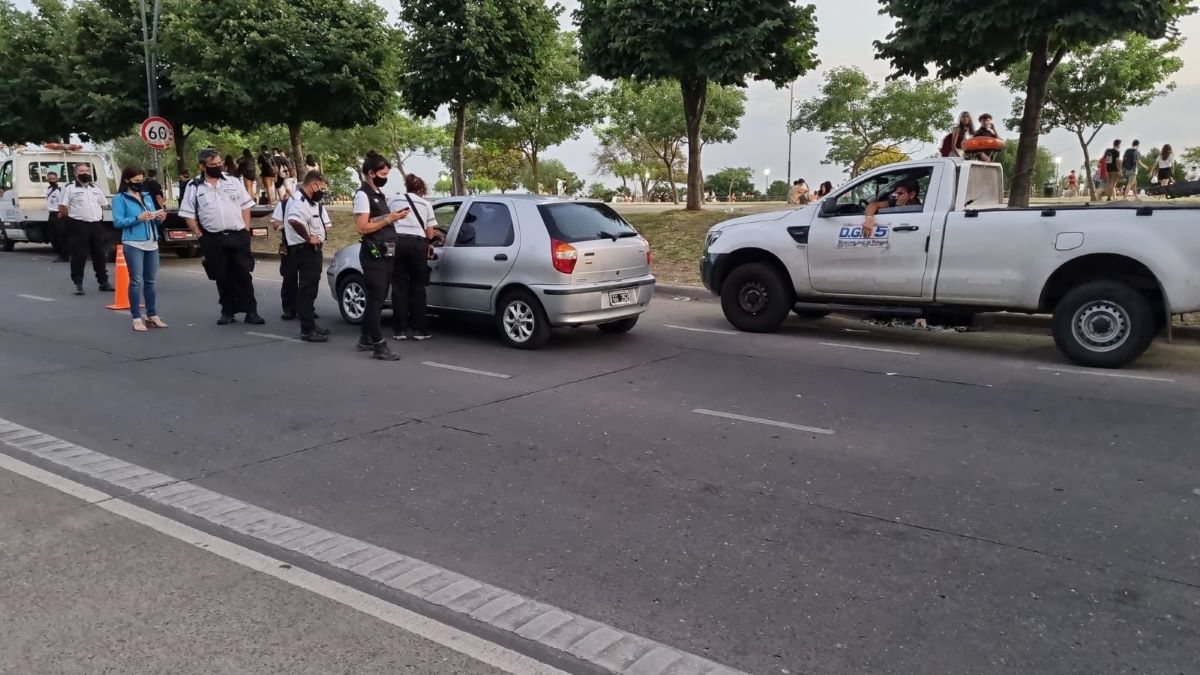 Controles en Rosario: agentes en la costanera central.