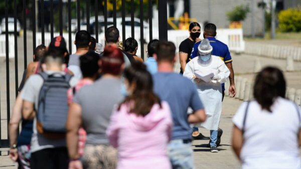 Covid: estiman cuándo bajarían los casos.