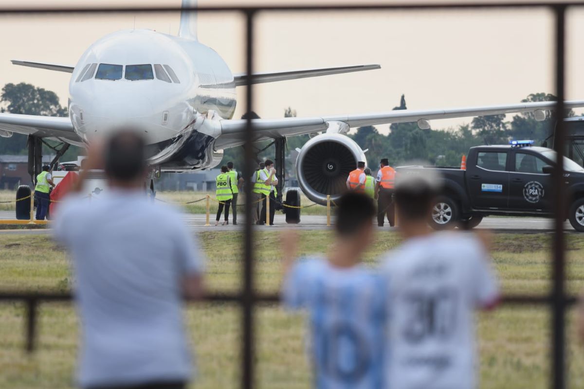 Di María y Paredes partieron desde el aeropuerto de Rosario sin Messi.