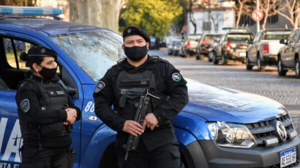 Polémica en la Policía: retirarán armas efectivos no vacunados contra el covid.