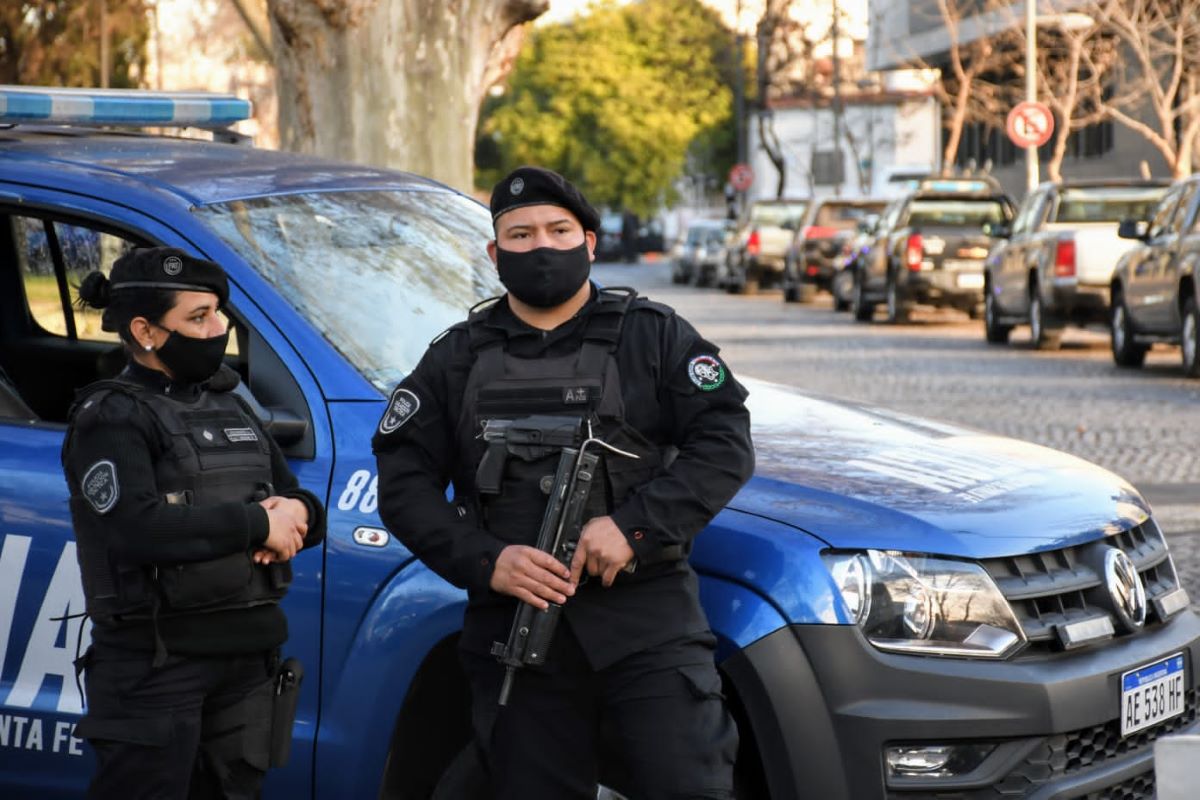 Polémica en la Policía: retirarán armas efectivos no vacunados contra el covid.