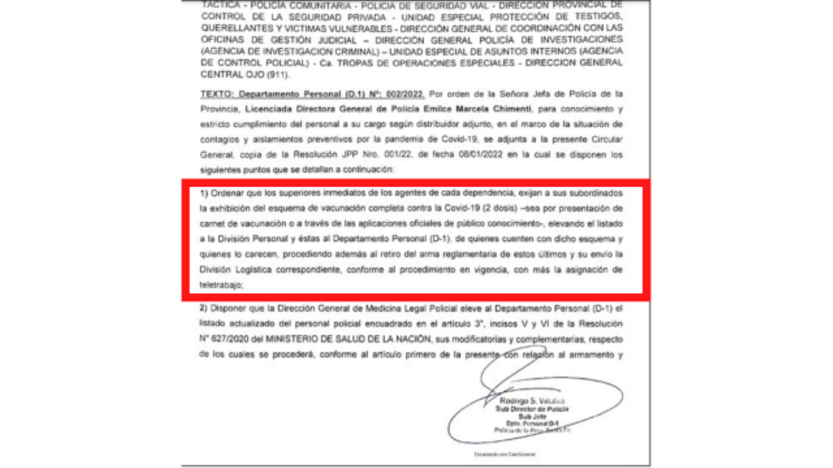 La circular de la Policía de Santa Fe donde informa que retirará armas a agentes no vacunados contra el covid.