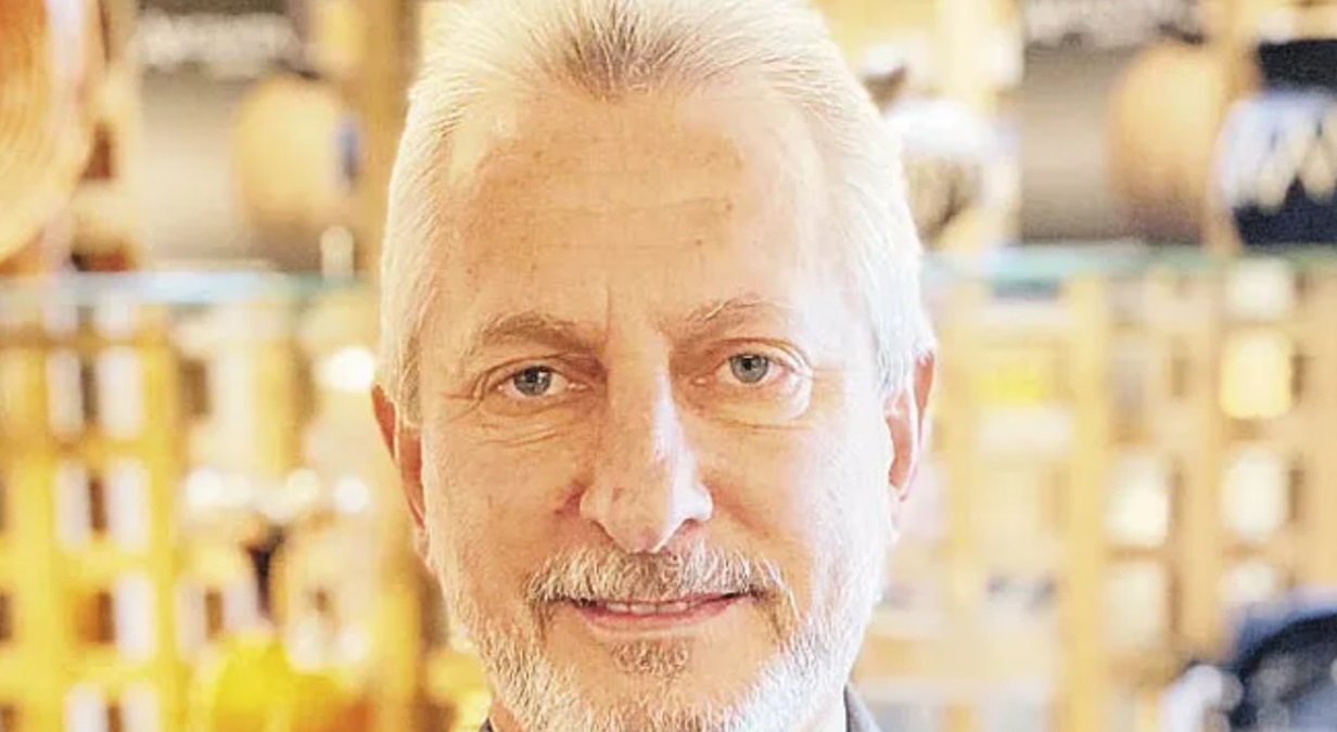 Gustavo Isaack.