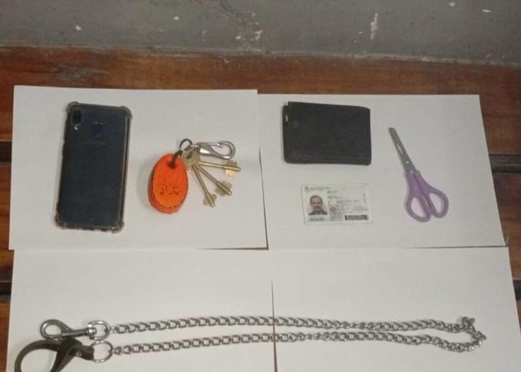Detuvieron a un hombre que torturaba en plena calle a una mujer, a la que sujetaba con una cadena para perr... - Image 2